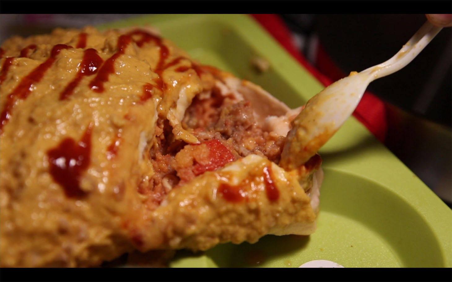 アメリカのギャングが刑務所内で自作して振舞う「濡れブリトー」。(c)テレビ東京