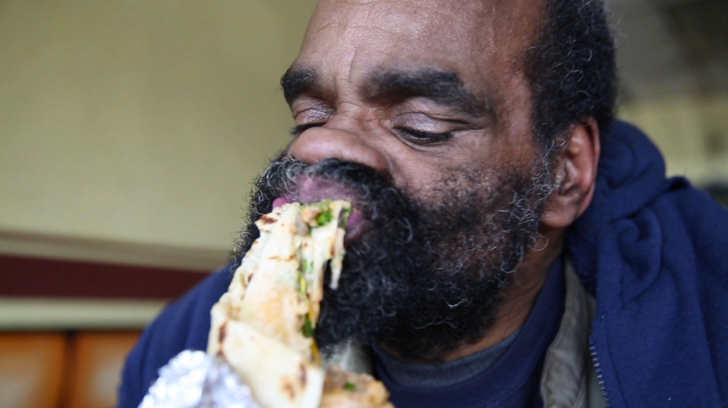 食事をとる出所者。(c)テレビ東京