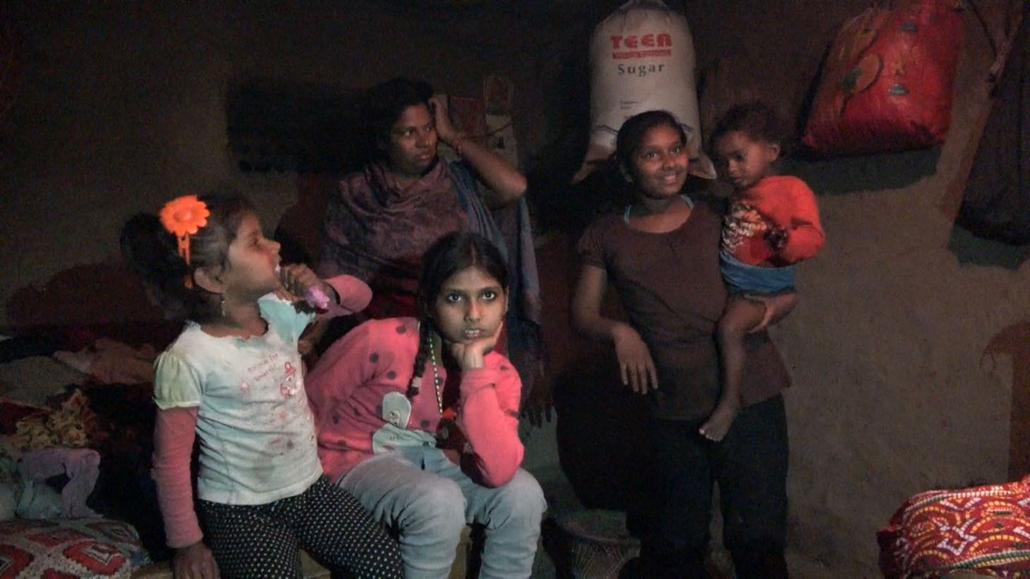 ネパールの火葬場で遺灰から金を探す少女と家族。(c)テレビ東京