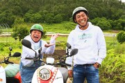 出川哲朗（左）とゲストライダーの明石家さんま（右）。(c)テレビ東京