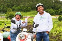 出川哲朗（左）とゲストライダーの明石家さんま（右）。(c)テレビ東京