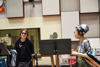 「最後の夜汽車」を録音する甲斐よしひろ（左）とMISIA（右）。