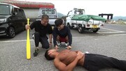 アキナとミルクボーイ駒場(手前)。(c)ABC