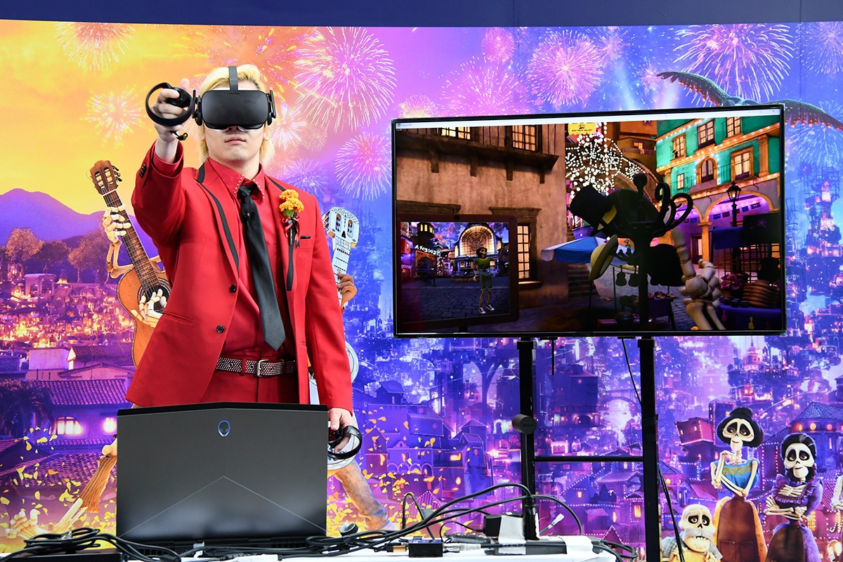 アニメ映画「リメンバー・ミー」のVR体験に臨む、メイプル超合金カズレーザー。
