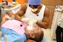 マッチョな歯科医の検査を受ける出川哲朗。(c)フジテレビ