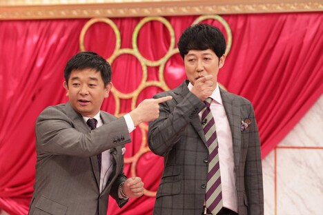 MCの小籔千豊と進行の伊藤利尋アナ（左）。(c)フジテレビ