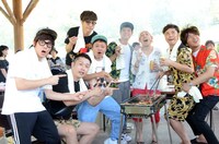 バーベキューを楽しむ“明るいおじさん”たち。