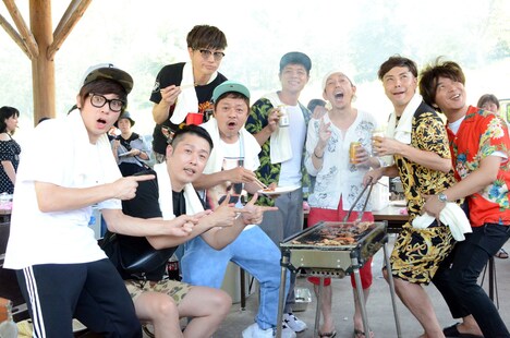 バーベキューを楽しむ“明るいおじさん”たち。