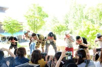 スイカの早食い競争の様子。