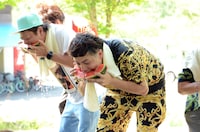 スイカの早食い競争の様子。