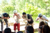 スイカの早食い競争の様子。