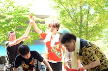 スイカの早食い競争を制したのはニブンノゴ！大川。