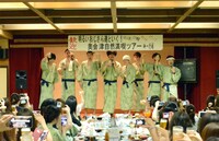 宴会での乾杯の様子。