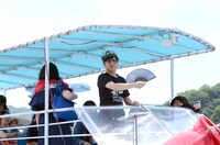 遊覧船に乗り込んだ2丁拳銃・川谷。