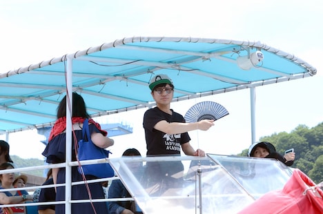 遊覧船に乗り込んだ2丁拳銃・川谷。