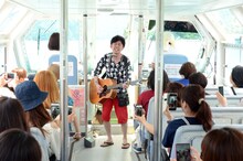 遊覧船内で弾き語る2丁拳銃・小堀。