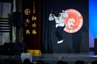 「RGが120分あるあるを歌いつづけ、それを浅越ゴエが120分実況解説する会」の様子。