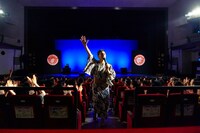 エンディングで観客に感謝を伝える浅越ゴエ。