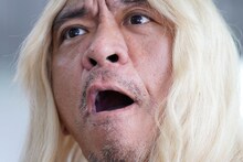 タウンワークの新CMで金髪ロングヘアのキャラクターを演じているダウンタウン松本。