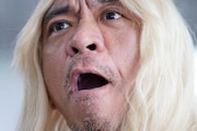 タウンワークの新CMで金髪ロングヘアのキャラクターを演じているダウンタウン松本。