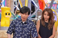左からインパルス板倉、鈴木紗理奈。(c)読売テレビ