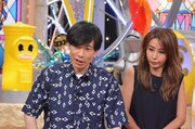 左からインパルス板倉、鈴木紗理奈。(c)読売テレビ