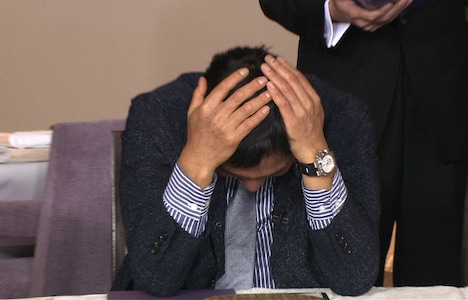 頭を抱える明石家さんま。(c)日本テレビ