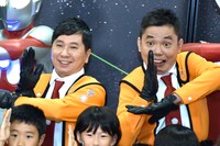 ウルトラヒーローや子供たちとの写真撮影に臨む、爆笑問題。