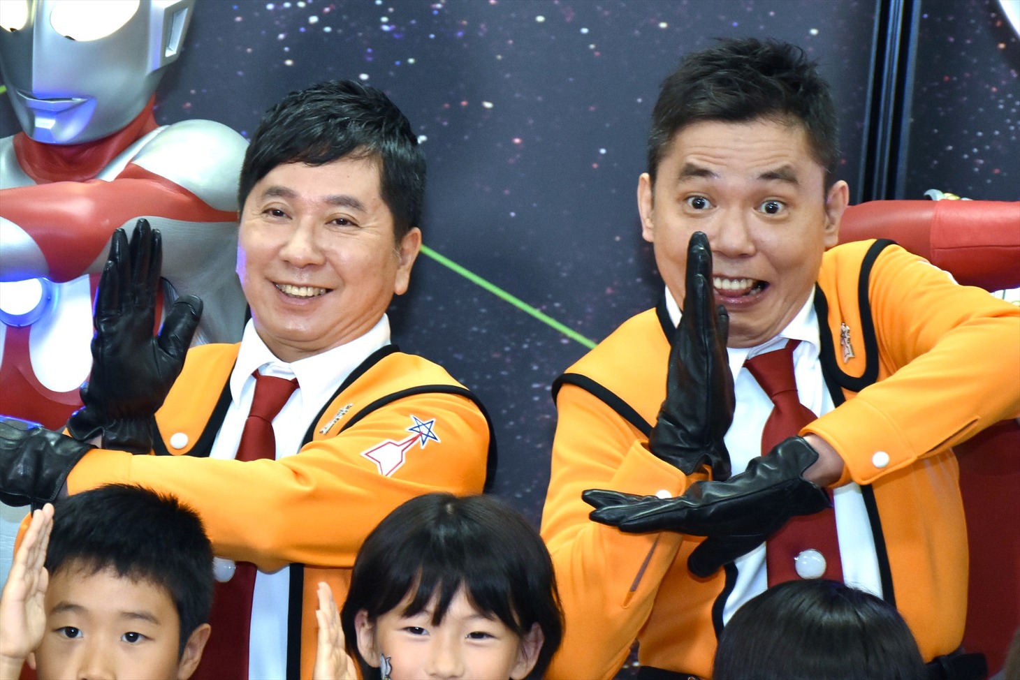 ウルトラヒーローや子供たちとの写真撮影に臨む、爆笑問題。
