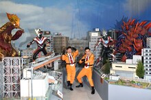 「ウルトラマンフェスティバル2018」の展示内にて写真撮影に臨む、爆笑問題。