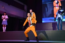 ライブステージに躍り出た爆笑問題（中央）。