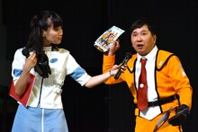 会場内のフォトスポットで撮影した写真を披露する爆笑問題・田中（右）。