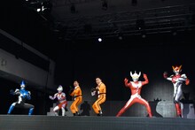 ウルトラヒーローたちと爆笑問題（中央）。