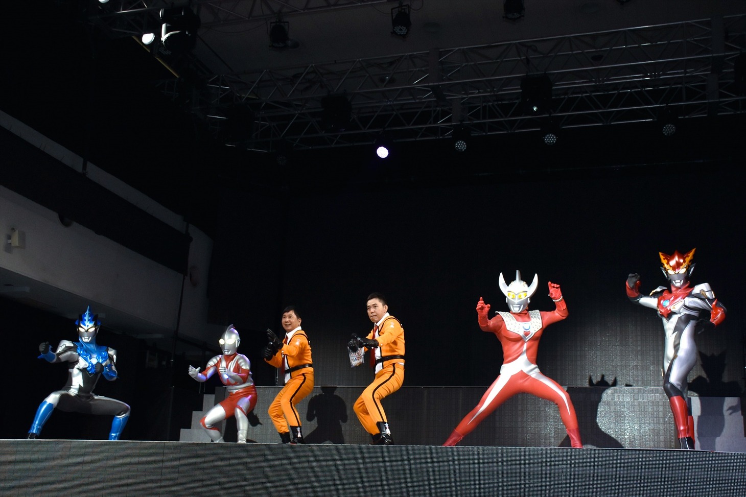 ウルトラヒーローたちと爆笑問題（中央）。