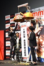 くす玉の中身を取り除くため、ジャンプを繰り返す明石家さんま（左）。