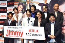 先日結婚を発表した木南晴夏（後列左端）と、あたかも夫婦であるかのように振る舞う明石家さんま（前列左端）。