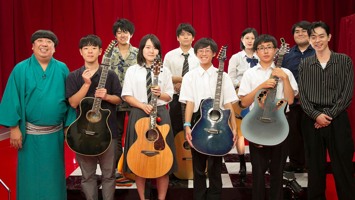 AbemaTV「日村がゆく 高校生フォークソングGPグランドチャンピオン大会」に出演する菅田将暉（前列右）と澤部渡（後列右）。(c)AbemaTV