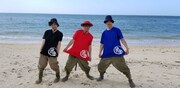 「池の水ぜんぶ抜く大作戦」Tシャツを着用するロンドンブーツ1号2号・田村淳（中央）ら。