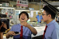 魚市場で味見する銀シャリ。(c)MMT