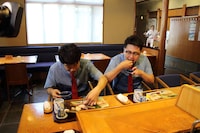 寿司を味わう銀シャリ。(c)MMT