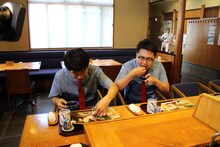 寿司を味わう銀シャリ。(c)MMT