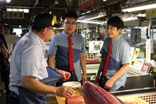 魚市場の中を見学する銀シャリ。(c)MMT