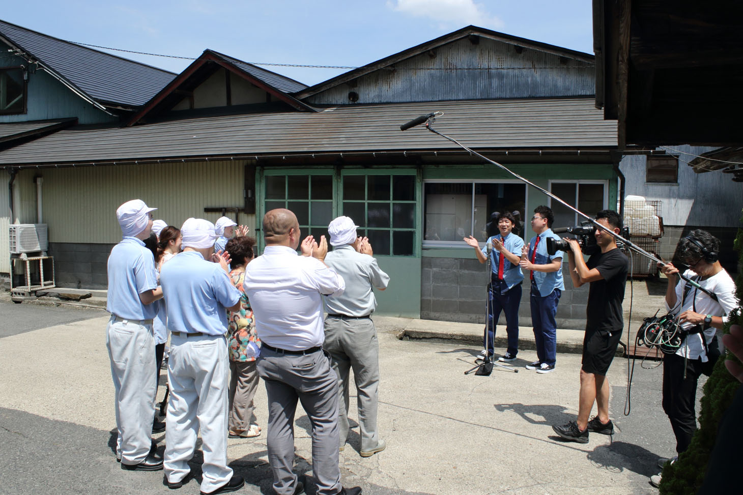 醤油の蔵元で「料理のさしすせそ」ネタを披露する銀シャリ。(c)MMT