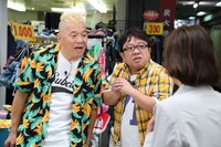 聞き込みを行うキャイ～ン。(c)MMT