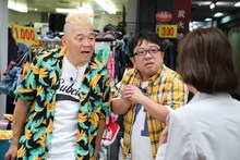 聞き込みを行うキャイ～ン。(c)MMT