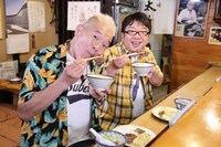 牛タンを味わうキャイ～ン。(c)MMT