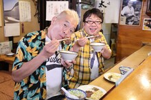 牛タンを味わうキャイ～ン。(c)MMT