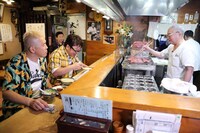 牛タンを味わうキャイ～ン。(c)MMT