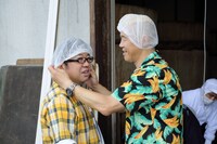 キャイ～ン。ウド鈴木（右）は天野（左）にヘアキャップを被せてやる。(c)MMT