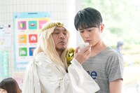 タウンワークのCM撮影に臨むダウンタウン松本（左）と間宮祥太朗（右）。